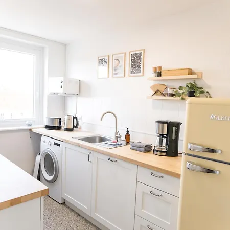 Zentrum - Happyhome - Direkt In Der Porschestrasse, 5 Personen & Kind, 3 Betten Appartement